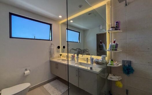 🏡 Casa Esquinera de 3 Niveles con Amplio Jardín – Condominio La Estefana, Montes de Oca cod.137360