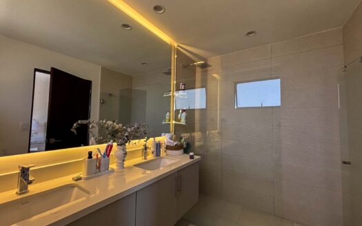 🏡 Casa Esquinera de 3 Niveles con Amplio Jardín – Condominio La Estefana, Montes de Oca cod.137360