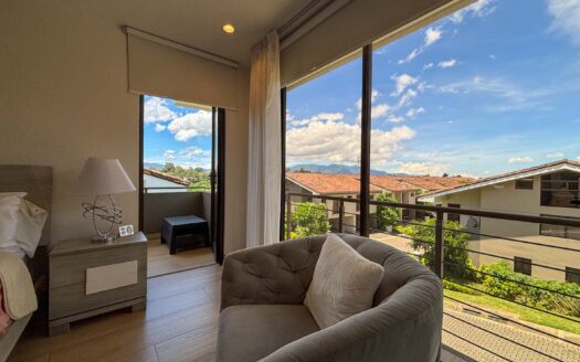 🏡 Casa Esquinera de 3 Niveles con Amplio Jardín – Condominio La Estefana, Montes de Oca cod.137360