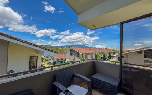 🏡 Casa Esquinera de 3 Niveles con Amplio Jardín – Condominio La Estefana, Montes de Oca cod.137360