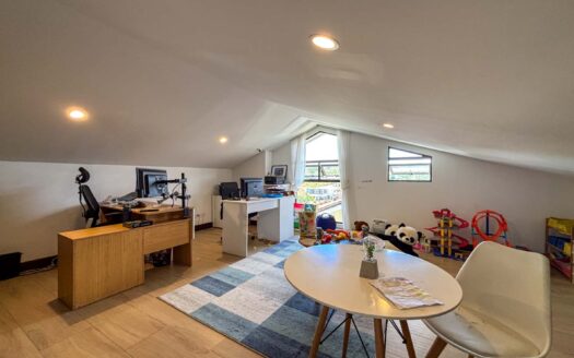 🏡 Casa Esquinera de 3 Niveles con Amplio Jardín – Condominio La Estefana, Montes de Oca cod.137360