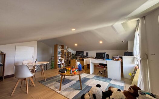 🏡 Casa Esquinera de 3 Niveles con Amplio Jardín – Condominio La Estefana, Montes de Oca cod.137360