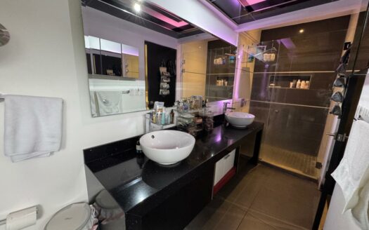 Disfrute la exclusividad y comodidad en este precioso apartamento ubicado en Escazú, amplio cerca del Country Club Cód 137570