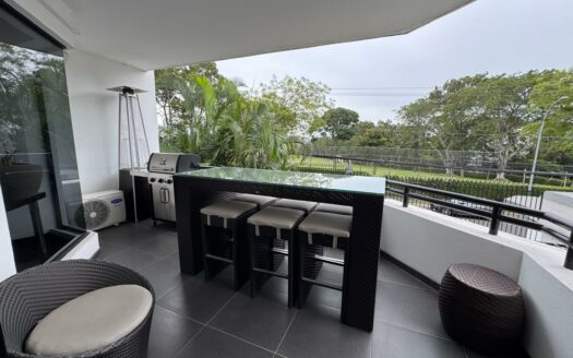 Disfrute la exclusividad y comodidad en este precioso apartamento ubicado en Escazú, amplio cerca del Country Club Cód 137570