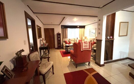 Casa en Venta en Santo Domingo, Condominio con Terraza y 5 Habitaciones, una de ellas en Planta Baja. Código 137539