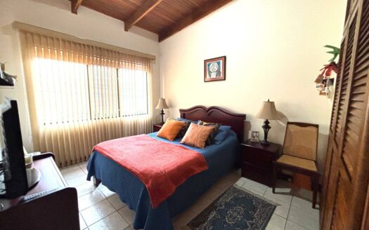 Casa en Venta en Santo Domingo, Condominio con Terraza y 5 Habitaciones, una de ellas en Planta Baja. Código 137539