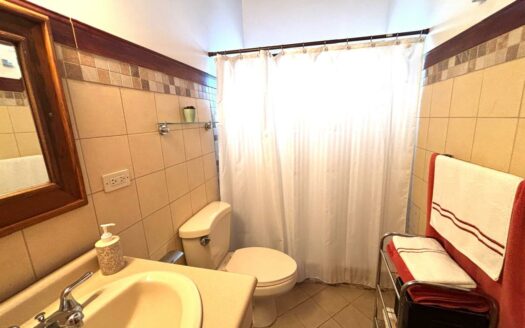 Casa en Venta en Santo Domingo, Condominio con Terraza y 5 Habitaciones, una de ellas en Planta Baja. Código 137539