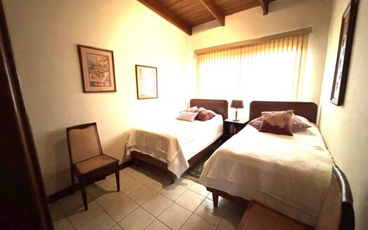 Casa en Venta en Santo Domingo, Condominio con Terraza y 5 Habitaciones, una de ellas en Planta Baja. Código 137539