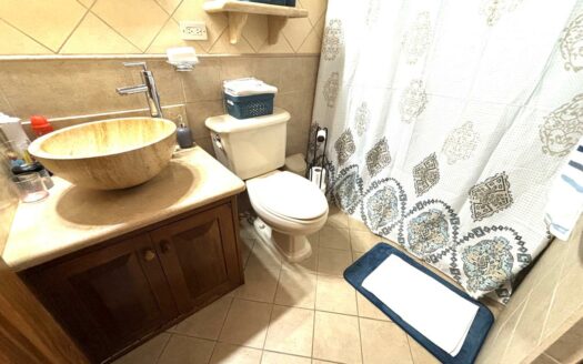 Casa en Venta en Santo Domingo, Condominio con Terraza y 5 Habitaciones, una de ellas en Planta Baja. Código 137539