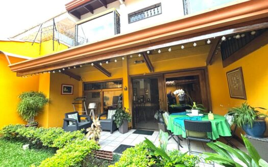 Casa en Venta en Santo Domingo, Condominio con Terraza y 5 Habitaciones, una de ellas en Planta Baja. Código 137539