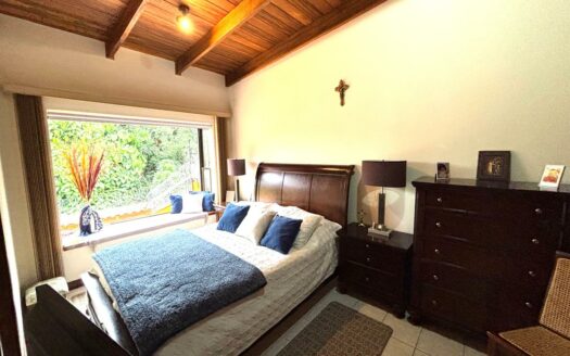 Casa en Venta en Santo Domingo, Condominio con Terraza y 5 Habitaciones, una de ellas en Planta Baja. Código 137539