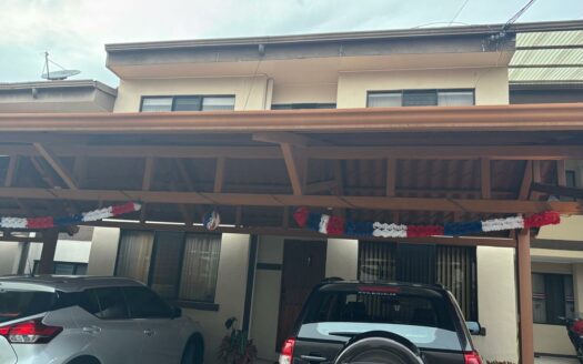 Casa en Venta en Santo Domingo, Condominio con Terraza y 5 Habitaciones, una de ellas en Planta Baja. Código 137539