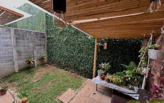 Apartamento en Venta en Planta Baja  en San Pablo de Heredia con Jardín Privado. Código 137727