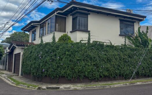 Casa Esquinera en Venta en Residencial en Santo Domingo de Heredia con Amplia Terraza y Parqueo para 3 Vehículos. Código 137802