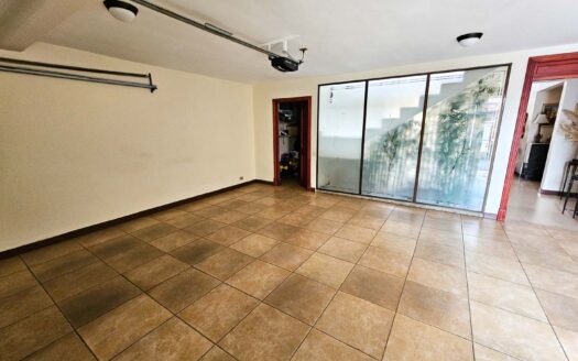 Venta de casa de 2 pisos con oficina ó habitación en primer nivel en Residencial cerrado (Avalúo=$270,000) Ubicada en San Joaquín. Cod. 139535