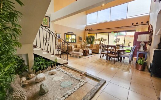 Venta de casa de 2 pisos con oficina ó habitación en primer nivel en Residencial cerrado (Avalúo=$270,000) Ubicada en San Joaquín. Cod. 139535