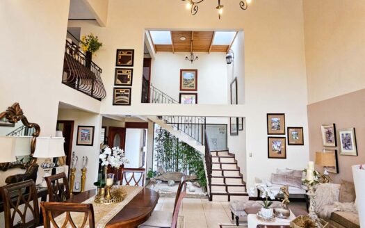 Venta de casa de 2 pisos con oficina ó habitación en primer nivel en Residencial cerrado (Avalúo=$270,000) Ubicada en San Joaquín. Cod. 139535