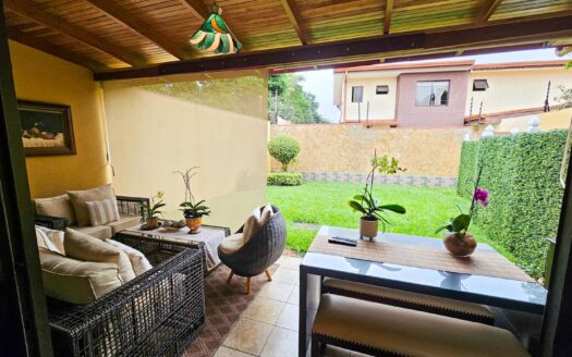 Venta de casa de 2 pisos con oficina ó habitación en primer nivel en Residencial cerrado (Avalúo=$270,000) Ubicada en San Joaquín. Cod. 139535