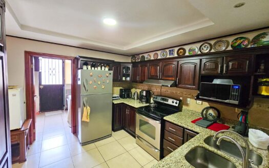Venta de casa de 2 pisos con oficina ó habitación en primer nivel en Residencial cerrado (Avalúo=$270,000) Ubicada en San Joaquín. Cod. 139535