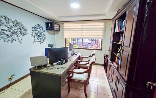 Venta de casa de 2 pisos con oficina ó habitación en primer nivel en Residencial cerrado (Avalúo=$270,000) Ubicada en San Joaquín. Cod. 139535