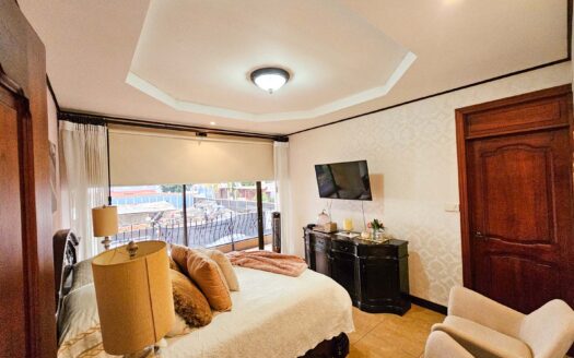 Venta de casa de 2 pisos con oficina ó habitación en primer nivel en Residencial cerrado (Avalúo=$270,000) Ubicada en San Joaquín. Cod. 139535