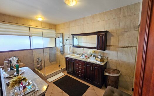 Venta de casa de 2 pisos con oficina ó habitación en primer nivel en Residencial cerrado (Avalúo=$270,000) Ubicada en San Joaquín. Cod. 139535