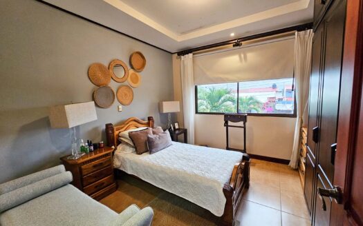 Venta de casa de 2 pisos con oficina ó habitación en primer nivel en Residencial cerrado (Avalúo=$270,000) Ubicada en San Joaquín. Cod. 139535