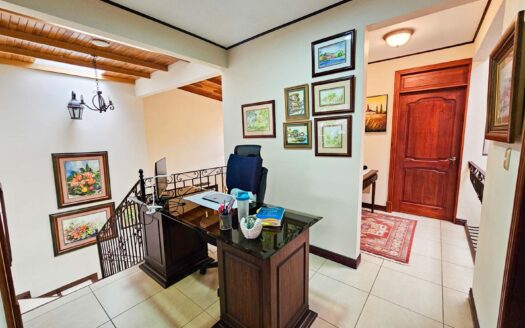 Venta de casa de 2 pisos con oficina ó habitación en primer nivel en Residencial cerrado (Avalúo=$270,000) Ubicada en San Joaquín. Cod. 139535