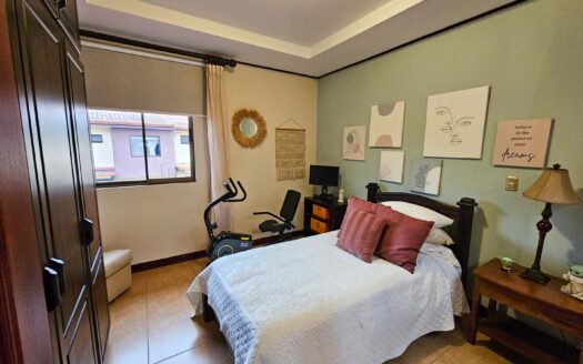 Venta de casa de 2 pisos con oficina ó habitación en primer nivel en Residencial cerrado (Avalúo=$270,000) Ubicada en San Joaquín. Cod. 139535