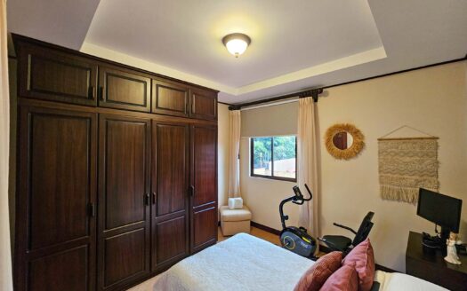 Venta de casa de 2 pisos con oficina ó habitación en primer nivel en Residencial cerrado (Avalúo=$270,000) Ubicada en San Joaquín. Cod. 139535