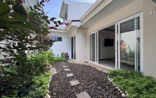 Guayabos de Curridabat: Casa en Condominio Prados del Este con 3 Habitaciones con 262 Metros de Construcción. #138987
