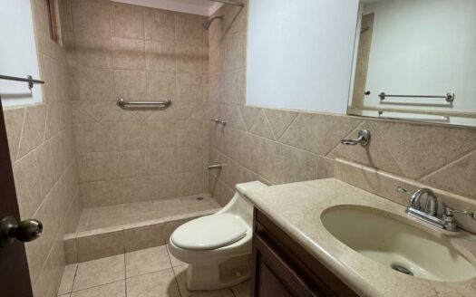 El Apartamento que busca lo tenemos Aquí en Escazú!!! Amplio, cerca de Centros Comerciales a un precio de Oportunidad. Cód 138465