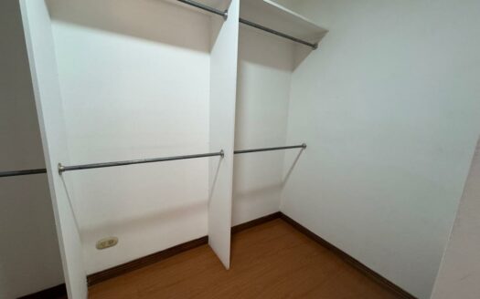 El Apartamento que busca lo tenemos Aquí en Escazú!!! Amplio, cerca de Centros Comerciales a un precio de Oportunidad. Cód 138465