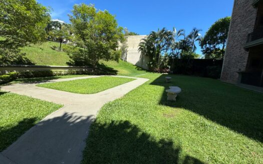 El Apartamento que busca lo tenemos Aquí en Escazú!!! Amplio, cerca de Centros Comerciales a un precio de Oportunidad. Cód 138465