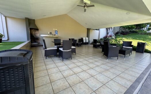 El Apartamento que busca lo tenemos Aquí en Escazú!!! Amplio, cerca de Centros Comerciales a un precio de Oportunidad. Cód 138465