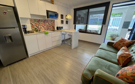 Preciosa y amplia Casa con apartamento independiente en Escazú a solo 800 m de Multiplaza Cód 138556