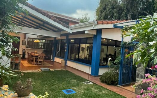 Preciosa y amplia Casa con apartamento independiente en Escazú a solo 800 m de Multiplaza Cód 138556