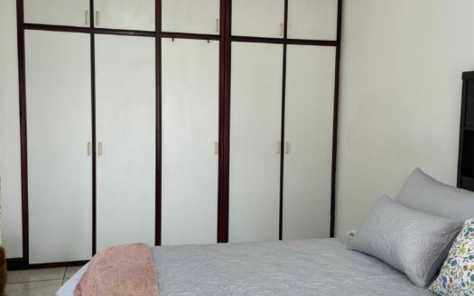 Preciosa y amplia Casa con apartamento independiente en Escazú a solo 800 m de Multiplaza Cód 138556