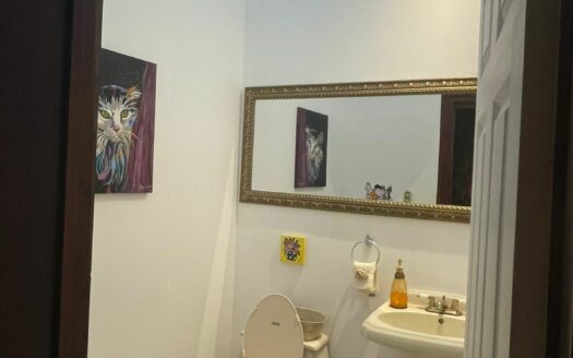 Preciosa y amplia Casa con apartamento independiente en Escazú a solo 800 m de Multiplaza Cód 138556