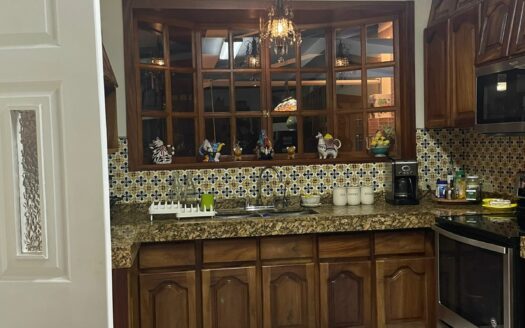 Preciosa y amplia Casa con apartamento independiente en Escazú a solo 800 m de Multiplaza Cód 138556