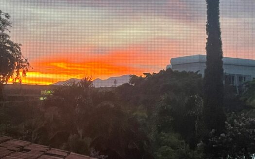 Preciosa y amplia Casa con apartamento independiente en Escazú a solo 800 m de Multiplaza Cód 138556