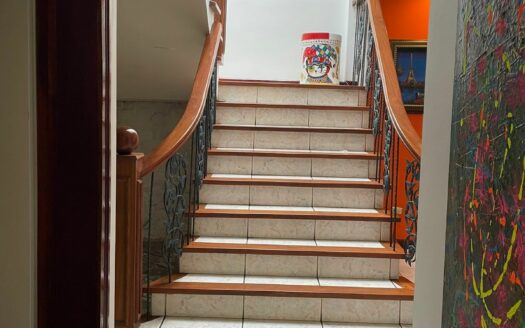 Preciosa y amplia Casa con apartamento independiente en Escazú a solo 800 m de Multiplaza Cód 138556