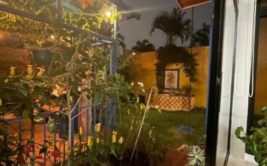 Preciosa y amplia Casa con apartamento independiente en Escazú a solo 800 m de Multiplaza Cód 138556