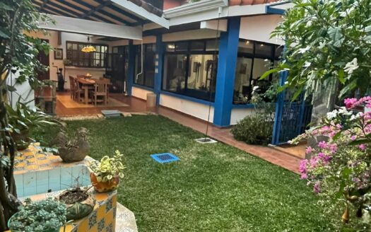 Preciosa y amplia Casa con apartamento independiente en Escazú a solo 800 m de Multiplaza Cód 138556