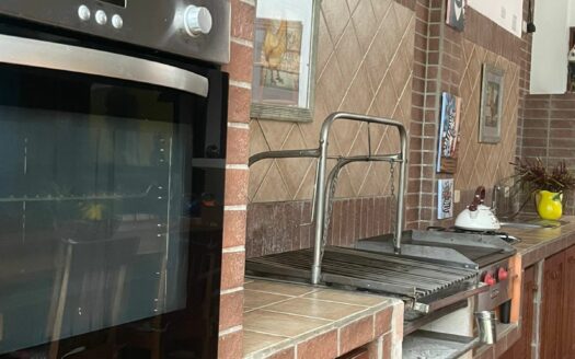 Preciosa y amplia Casa con apartamento independiente en Escazú a solo 800 m de Multiplaza Cód 138556