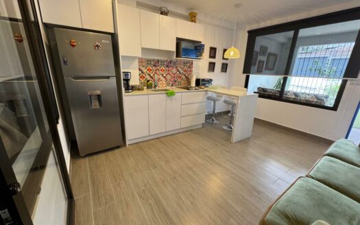 Preciosa y amplia Casa con apartamento independiente en Escazú a solo 800 m de Multiplaza Cód 138556