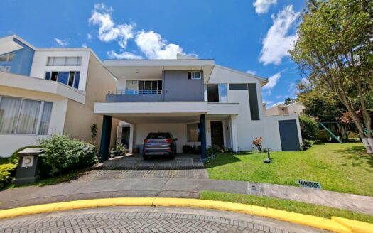 Casa en venta en Sabanilla, con ascensor y amplios espacios en condominio cod.139590