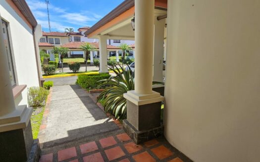 ¡REMATE BANCARIO, PRECIO DE OPORTUNIDAD! Casa en Venta en Condominio en Alajuela Centro, Amplia de 1 Planta y 5 Habitaciones. COD. 139647