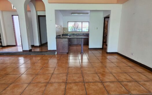 ¡REMATE BANCARIO, PRECIO DE OPORTUNIDAD! Casa en Venta en Condominio en Alajuela Centro, Amplia de 1 Planta y 5 Habitaciones. COD. 139647