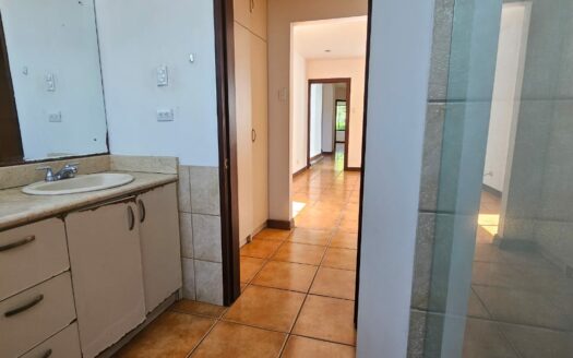 ¡REMATE BANCARIO, PRECIO DE OPORTUNIDAD! Casa en Venta en Condominio en Alajuela Centro, Amplia de 1 Planta y 5 Habitaciones. COD. 139647